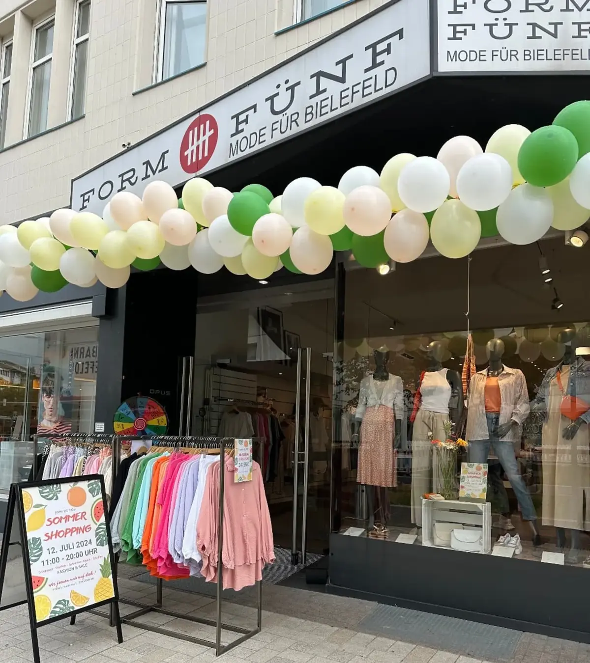 Eingang von Form Fünf am Niederwall mit Schriftzug, Ballongirlande und Schaufenster