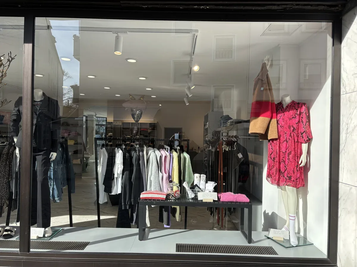 Das Schaufenster von Krull & Co am Gehrenberg mit Blick auf Kleiderstangen und Schaufensterpuppen