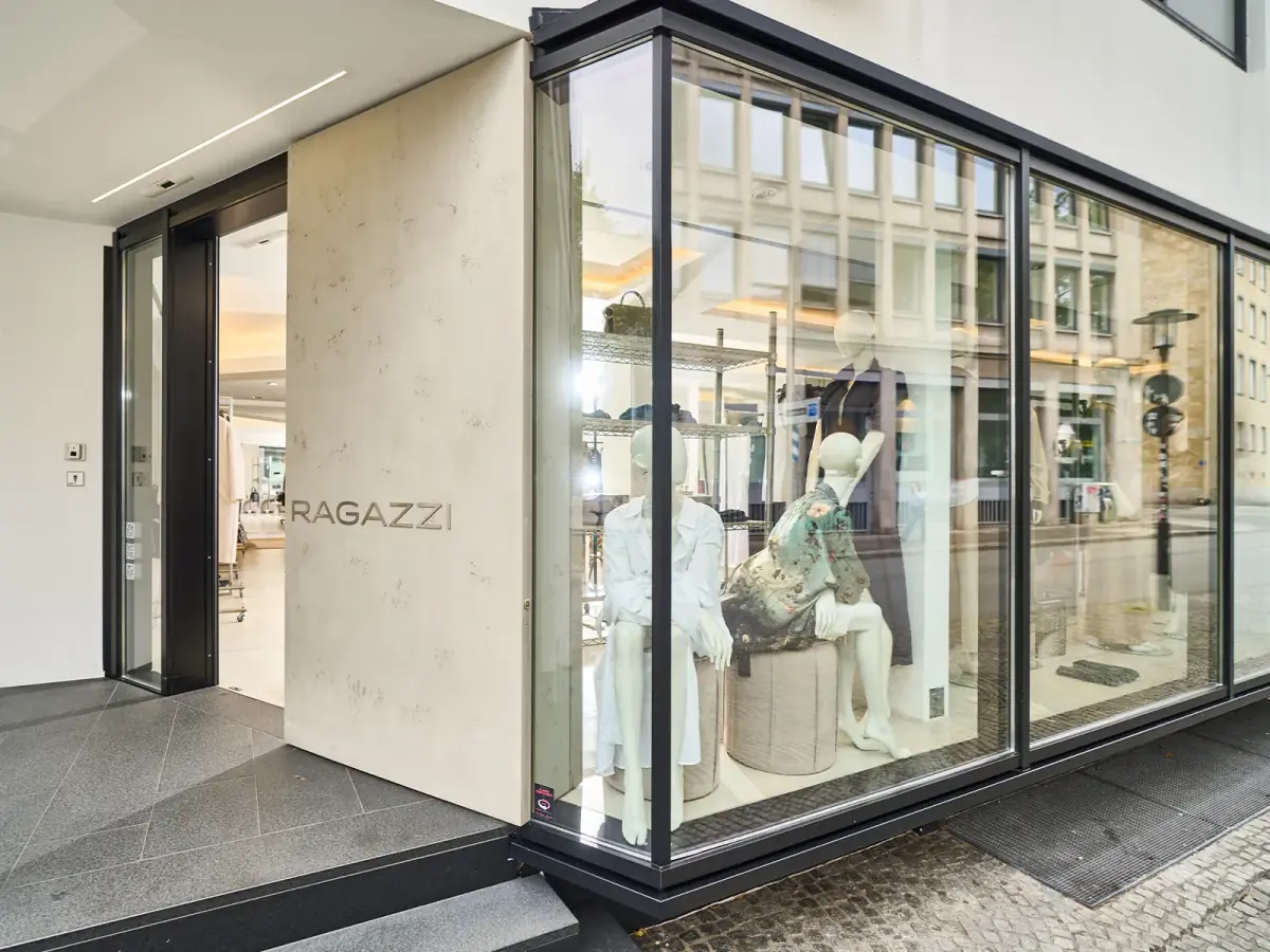 Die Eckfassade von Ragazzi am Niederwall mit Schriftzug, Eingang und Schaufenster