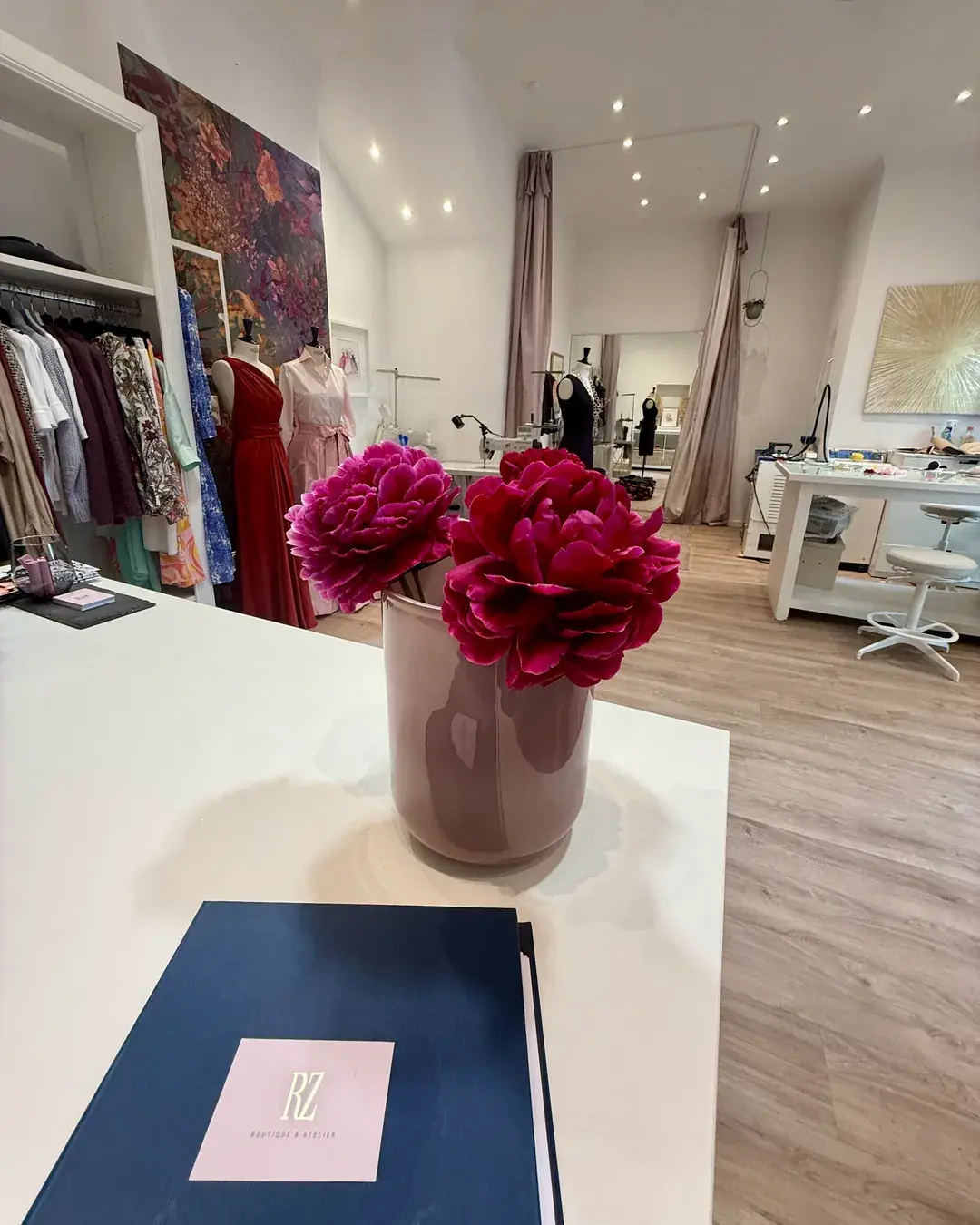 Blick in Boutique und Atelier von Romina Zanghi in der Obernstraße, vorn Pfingstrosen auf dem Tresen